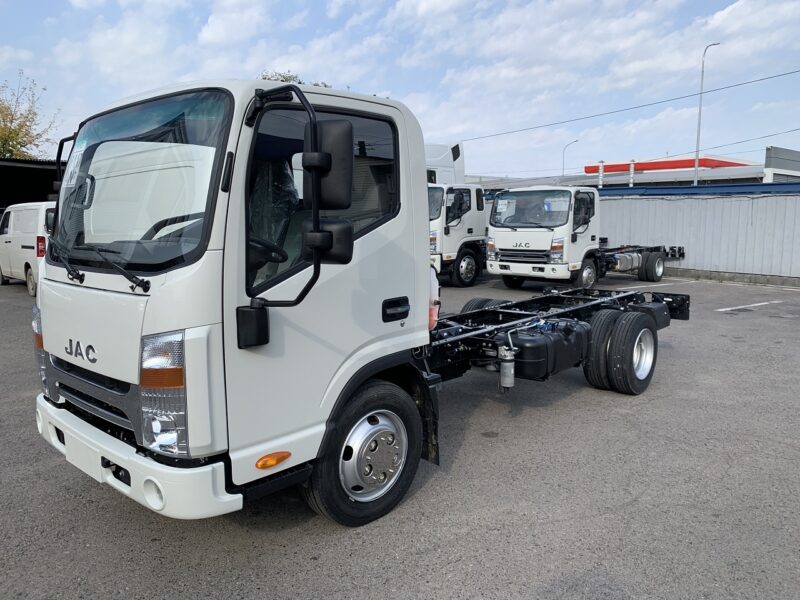 Грузовик JAC N56 с полной массой 5,6 т и грузоподъемностью 3,5 т, идеален для малого бизнеса