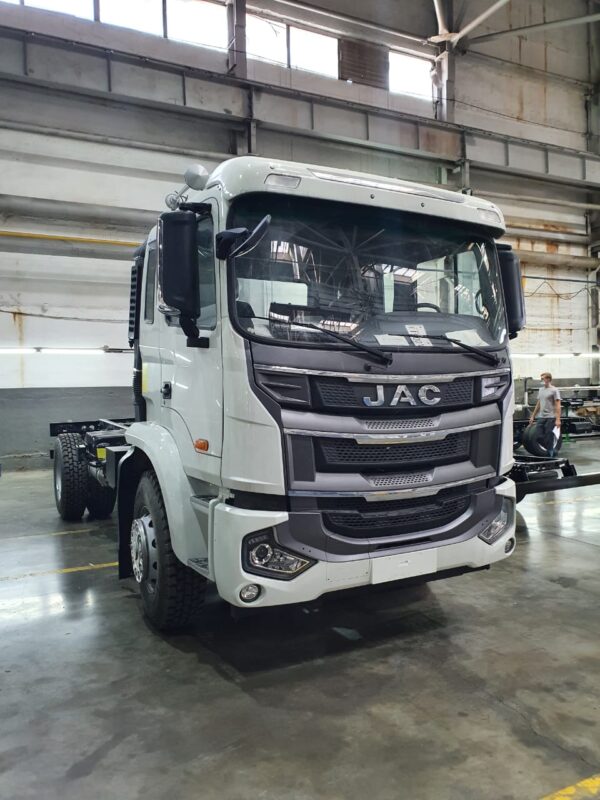 Тяжелый грузовик JAC N200 с мощным 210-сильным двигателем и полной массой почти 20 т