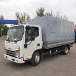 JAC N56 бортовой тентованный грузовик – малотоннажный грузовик JAC N56 с тентованной платформой для защиты груза.