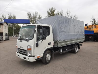 JAC N56 бортовой тентованный грузовик – малотоннажный грузовик JAC N56 с тентованной платформой для защиты груза.