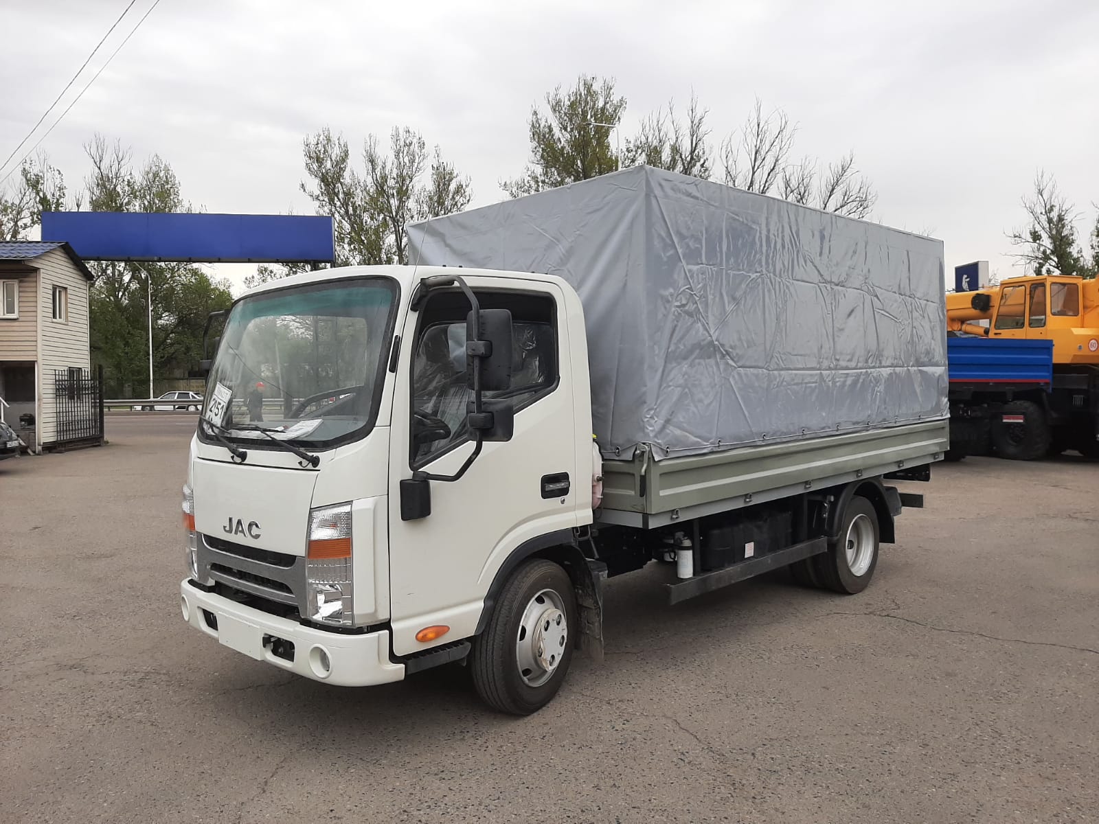 JAC N56 бортовой тентованный грузовик – малотоннажный грузовик JAC N56 с тентованной платформой для защиты груза.