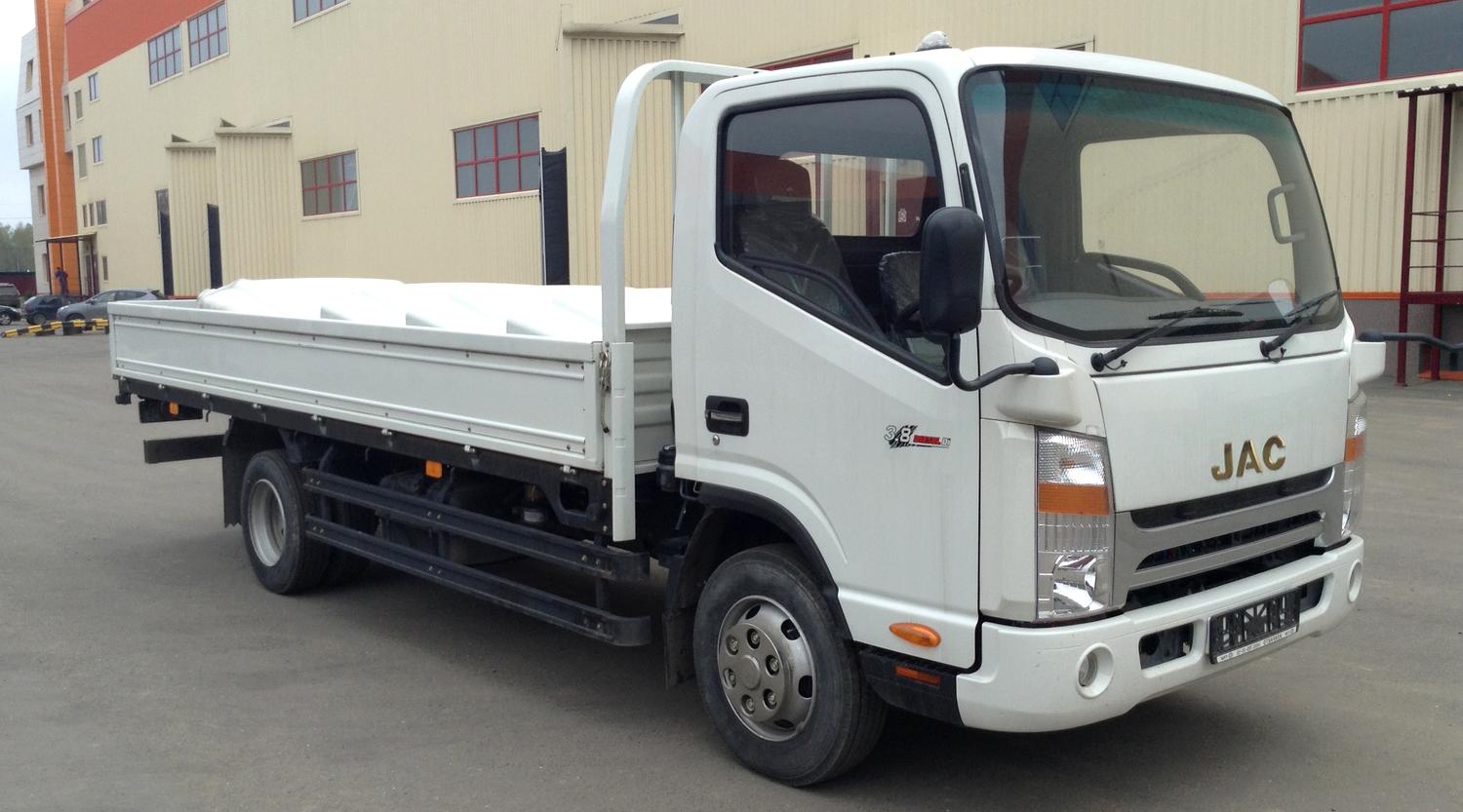 JAC N80 бортовой – среднетоннажный бортовой грузовик JAC N80 с открытой платформой.