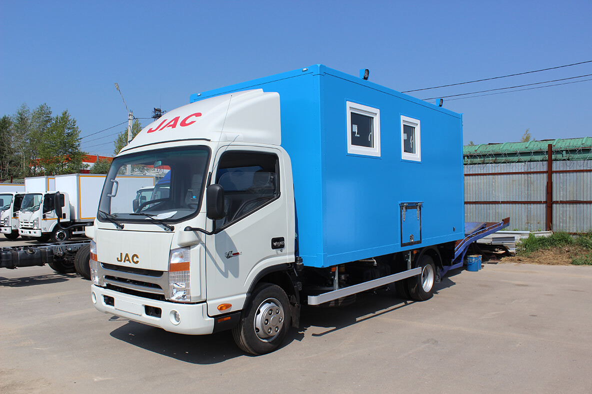 Грузовик JAC с передвижной мастерской — мобильное решение для ремонта строительной техники на объекте
