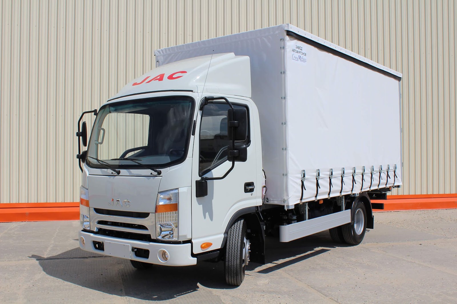 JAC N56 фургон-шторка, вид сбоку – среднетоннажный грузовик JAC N56 с тентовым кузовом-шторкой для удобной погрузки и разгрузки.