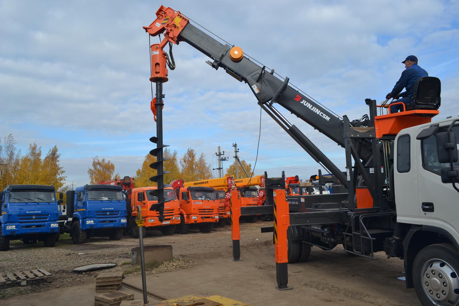 Грузовик JAC с ямобуром и крановой установкой для бурения и строительных задач