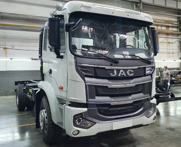 Тяжелый грузовик JAC для строительных работ и перевозки крупногабаритных грузов
