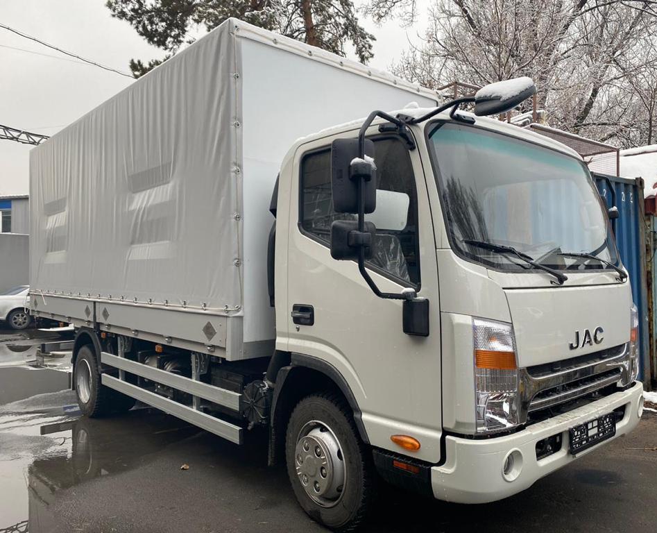 JAC N80 бортовой тентованный грузовик – грузовик JAC N80 с откидными бортами и тентом для универсальных перевозок.