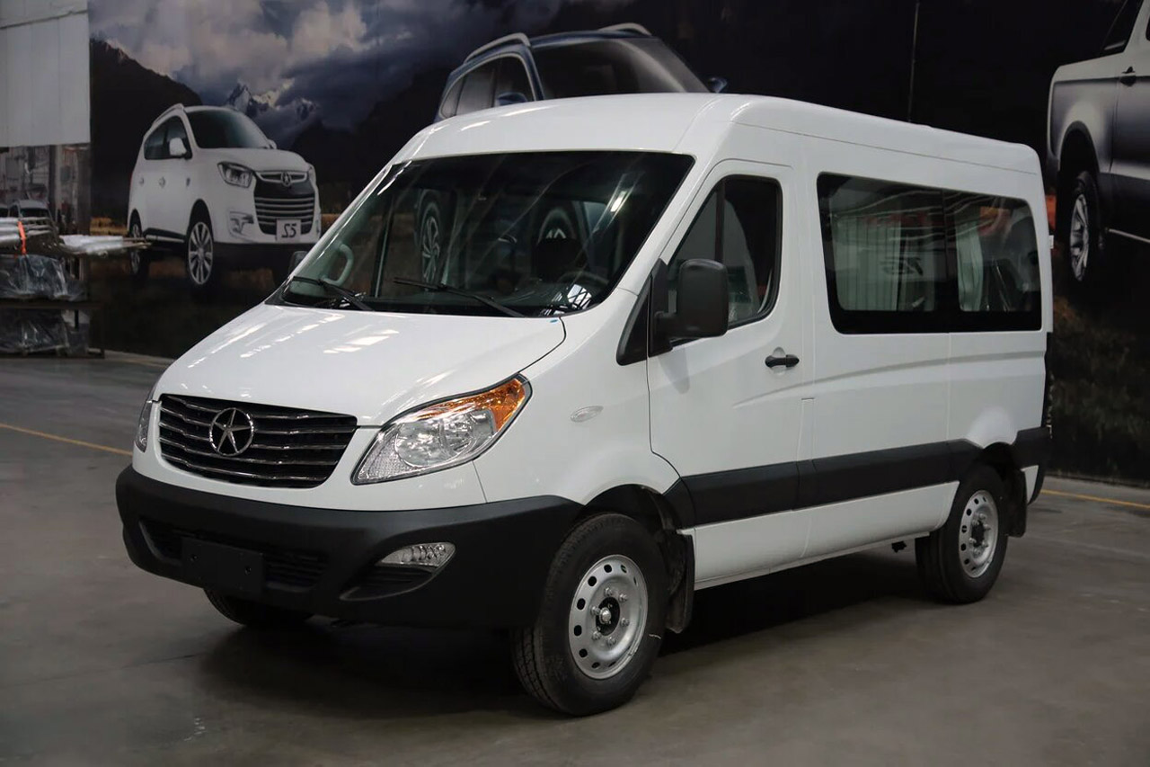 Белый пассажирский микроавтобус JAC Sunray