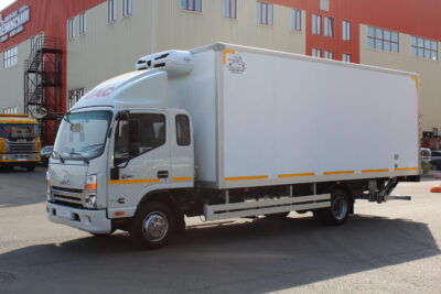 Грузовик JAC с рефрижераторным фургоном для перевозки продуктов и товаров с соблюдением температурного режима