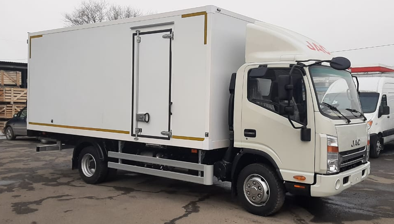 Изотермический фургон JAC для городской доставки продуктов в Казахстане